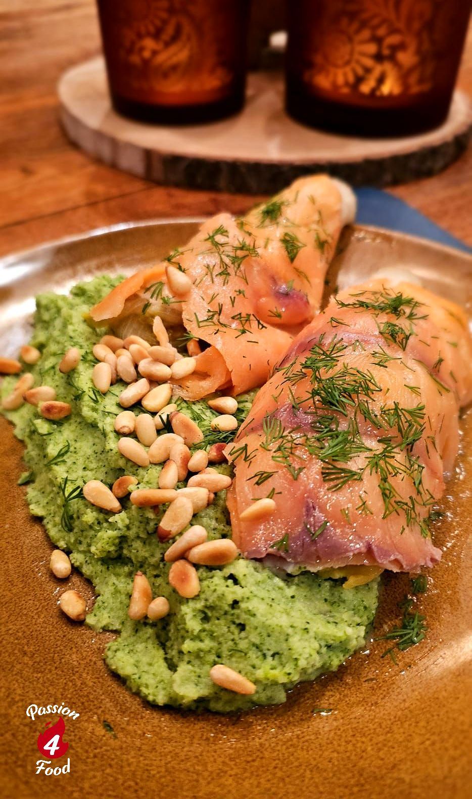 Roodlofrolletjes in gerookte zalm met broccolipuree