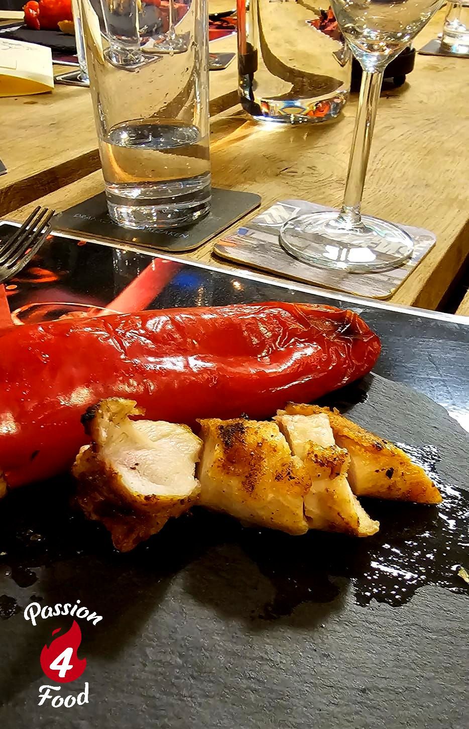 Gegrilde krokodil en gevulde paprika