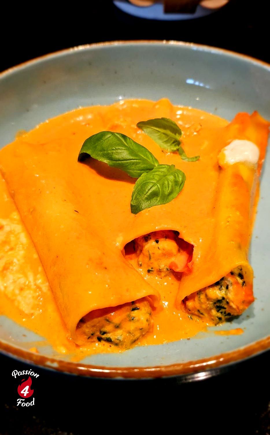 Caneneloni met zalm, ricotta en spinazie