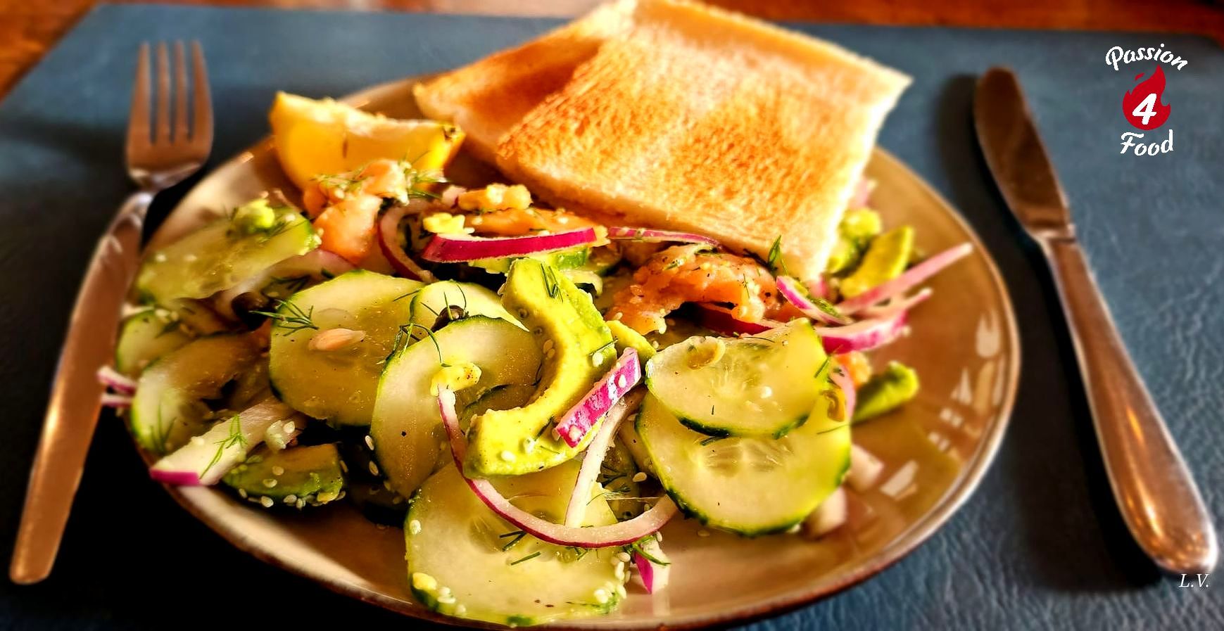 Komkommersalade met gerookte zalm Komkommersalade met gerookte zalm