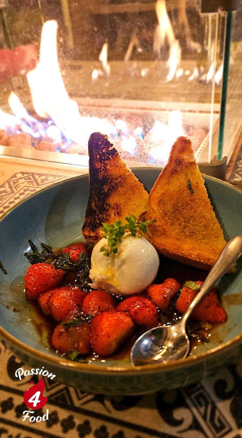 Gebakken aardbeien met basilicum en Burrata