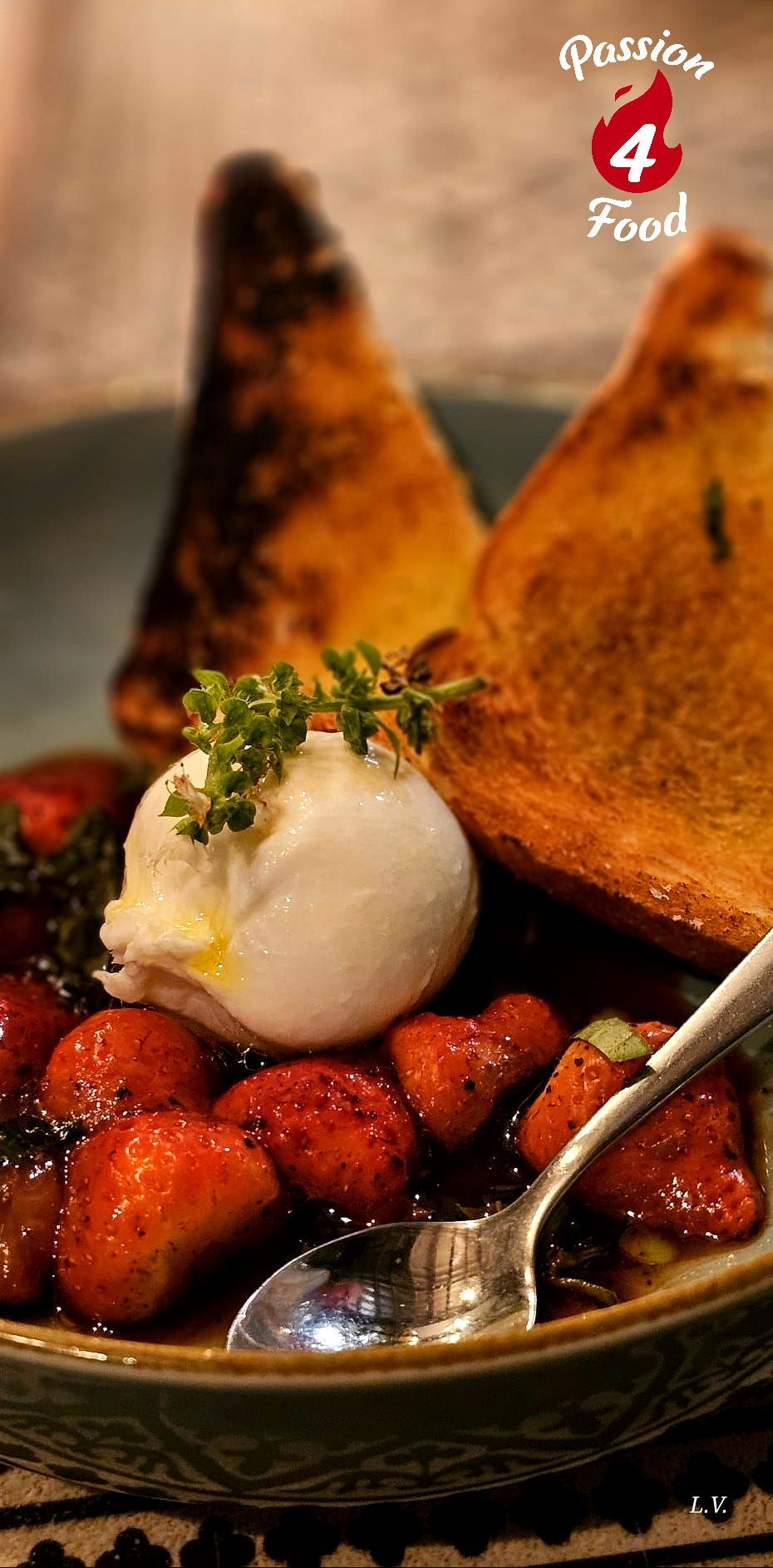 Gebakken aardbeien met basilicum en Burrata Gebakken aardbeien met basilicum en Burrata