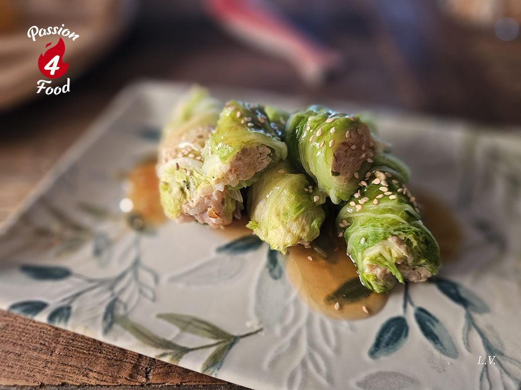 Gevulde Chinese-koolrolletjes met saus, geserveerd op een bord met een decoratief patroon