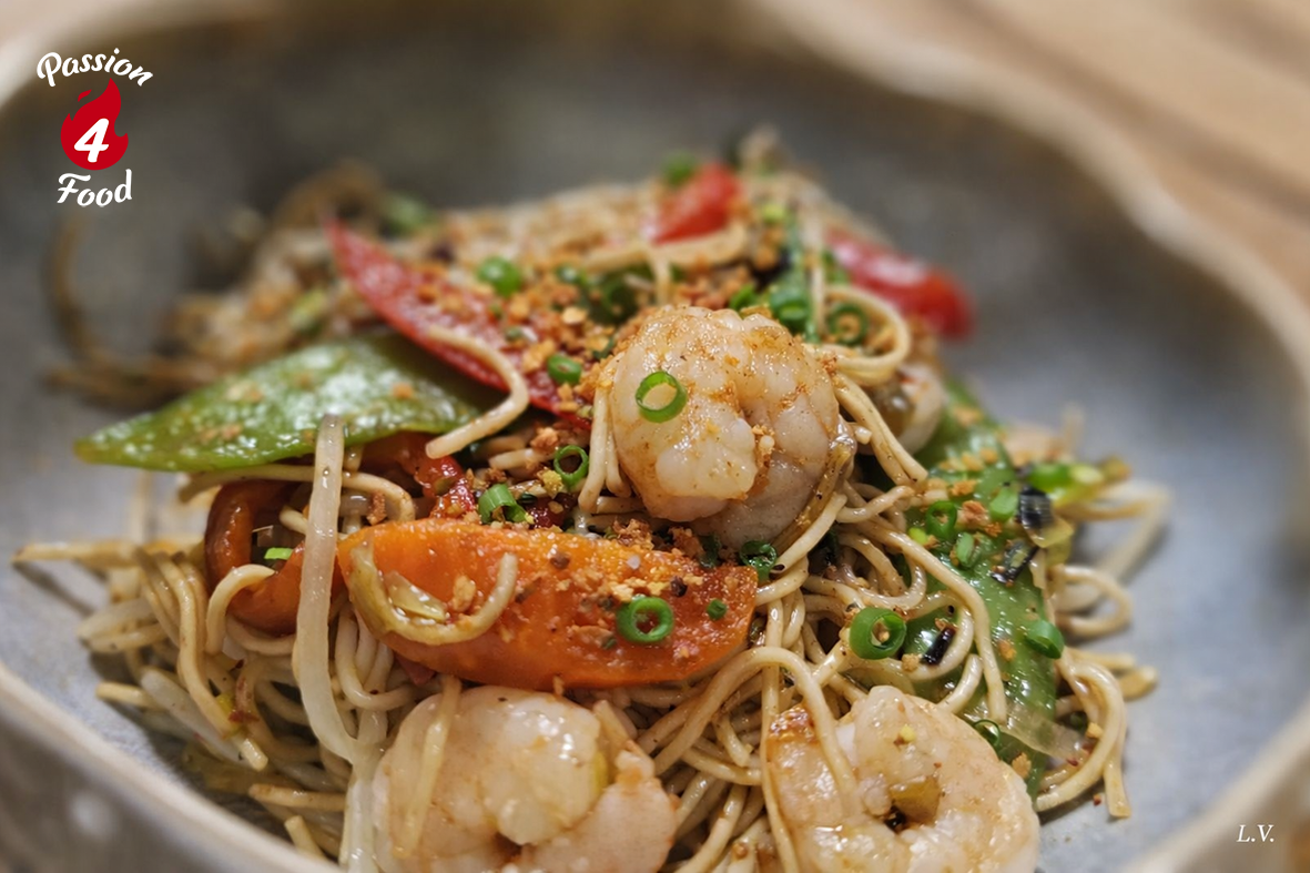 Noedels met garnalen en sweet chilisaus Noedels met garnalen en sweet chilisaus