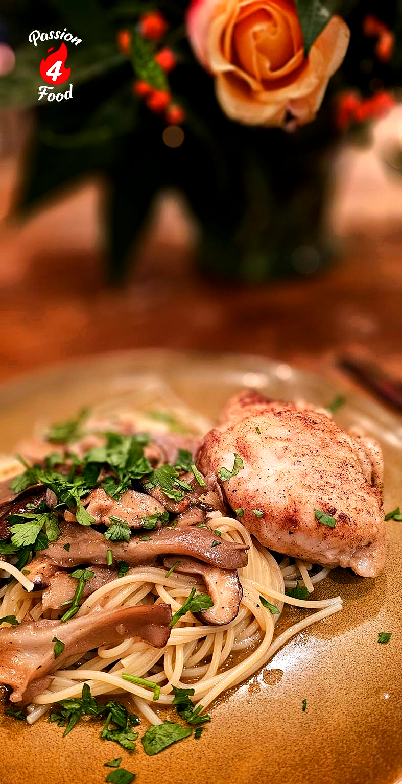 Scaloppine di pollo con salsa di crema di funghi Scaloppine di pollo con salsa di crema di funghi