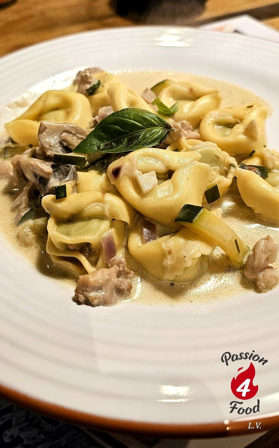 Tortellini met kip en champignons in boursinsaus