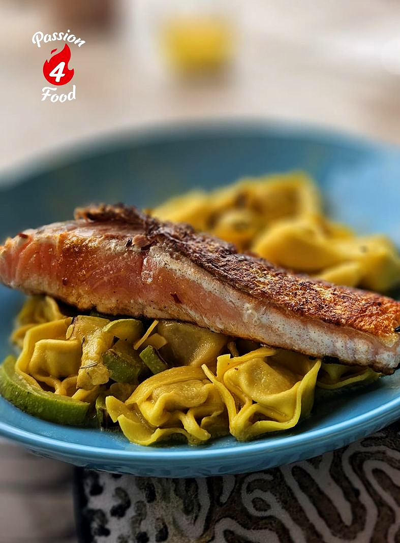 Tortellini con zucchine e salmone