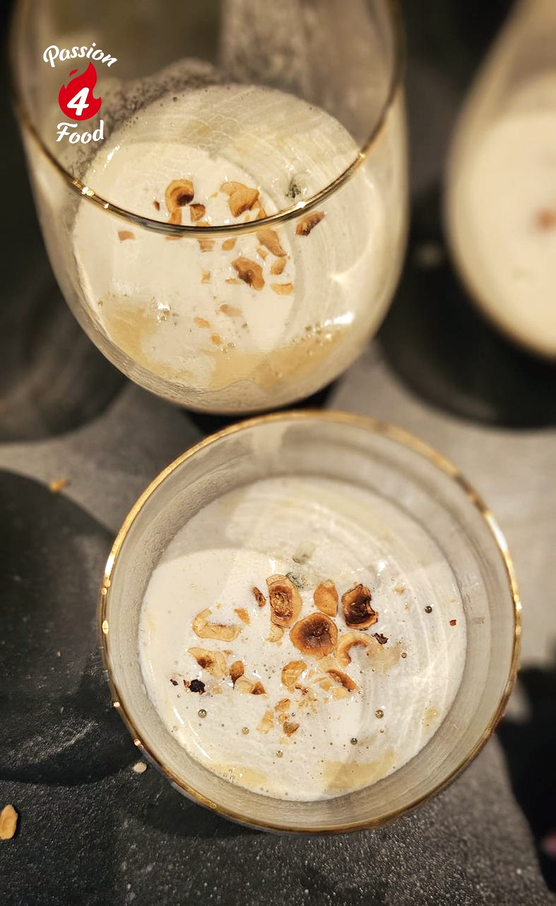 Witlof-cappuccino met roquefort en gebrande hazelnoot