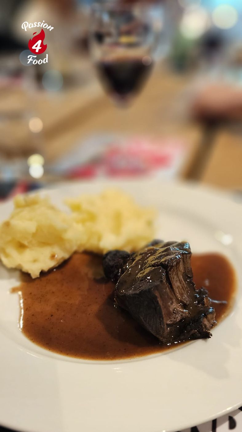 Gestoofde runderwang in diep rode wijn met Truffelaardappelpuree