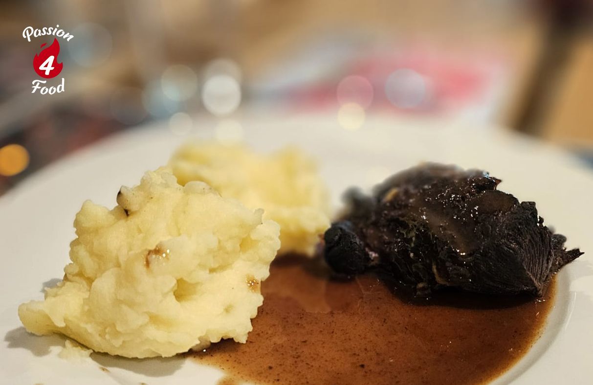 Gestoofde runderwang in diep rode wijn met Truffelaardappelpuree