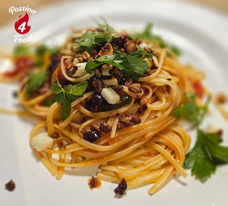 Linguine Puttanesca met Halloumitopping