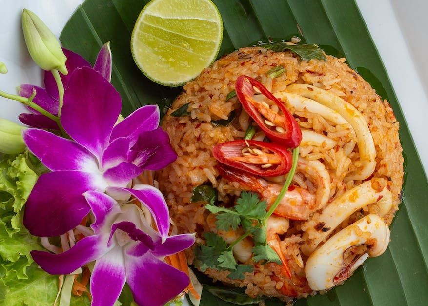 Gebakken Tom Yum Rijst met Garnalen en CharSiu Vlees Gebakken Tom Yum Rijst met Garnalen en CharSiu Vlees