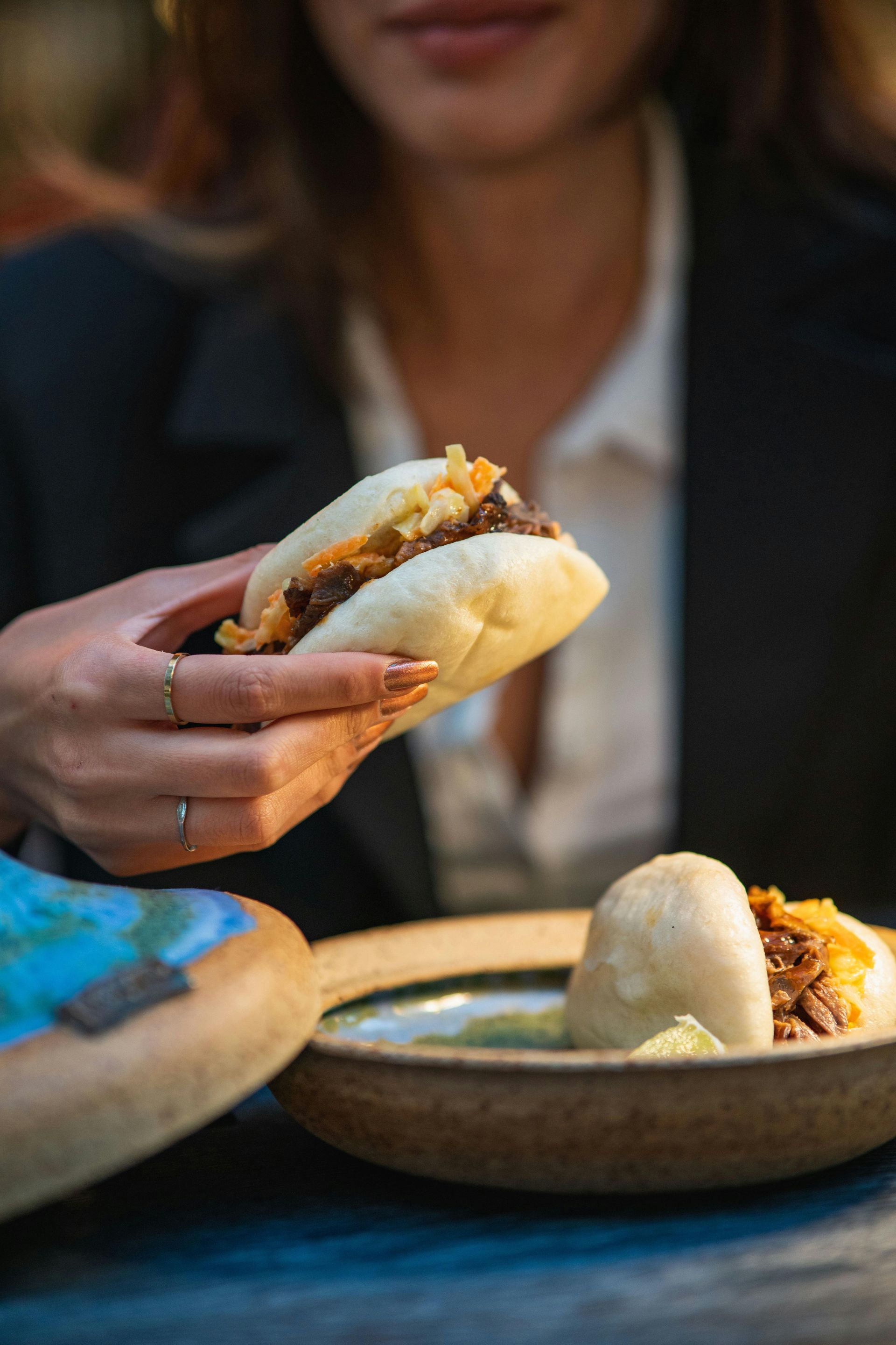 Bao Buns met Buikspek Bao Buns met Sous-Vide gegaard Buikspek en gegrild op de BBQ