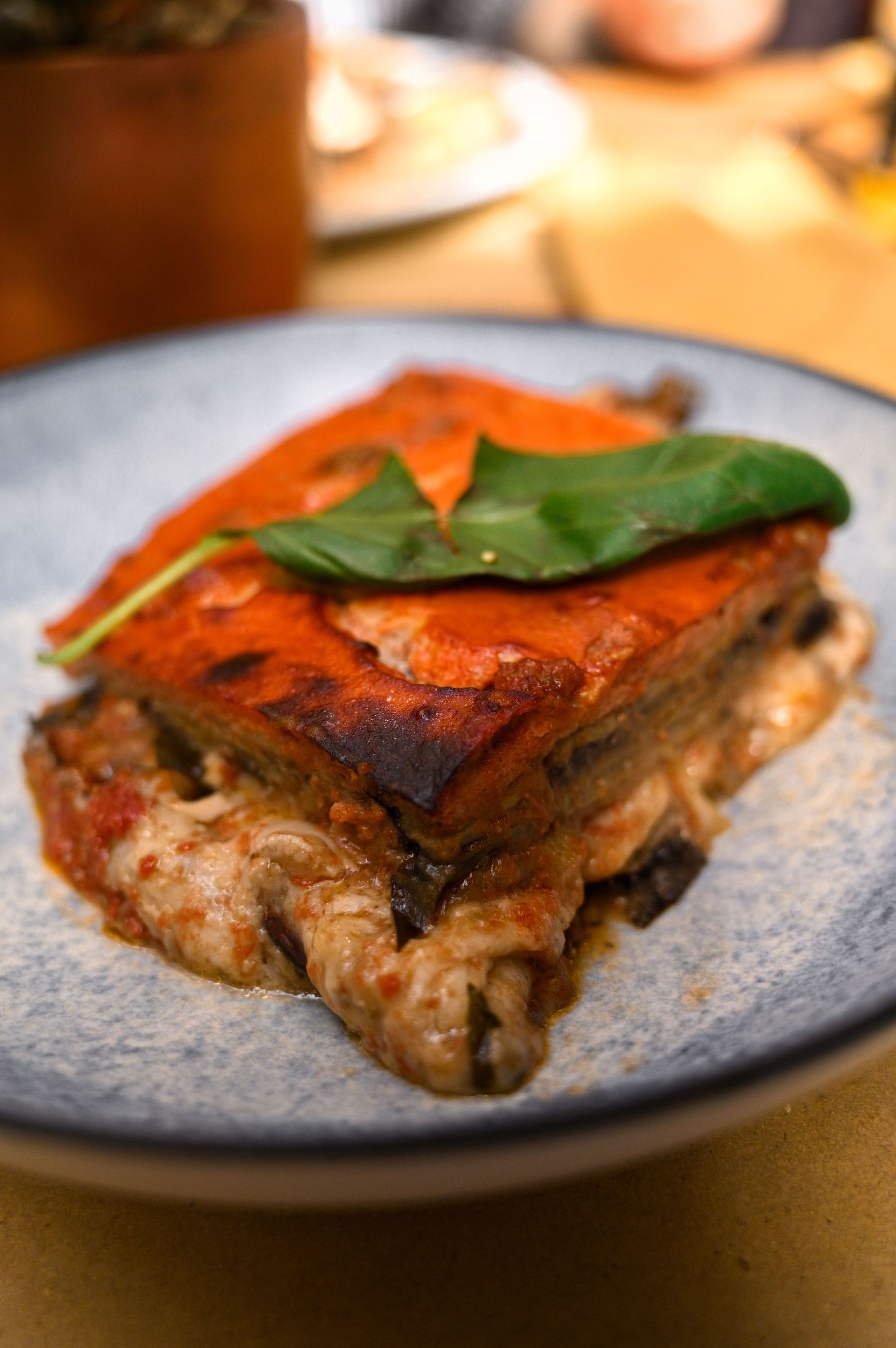 Vegetarische moussaka van de BBQ