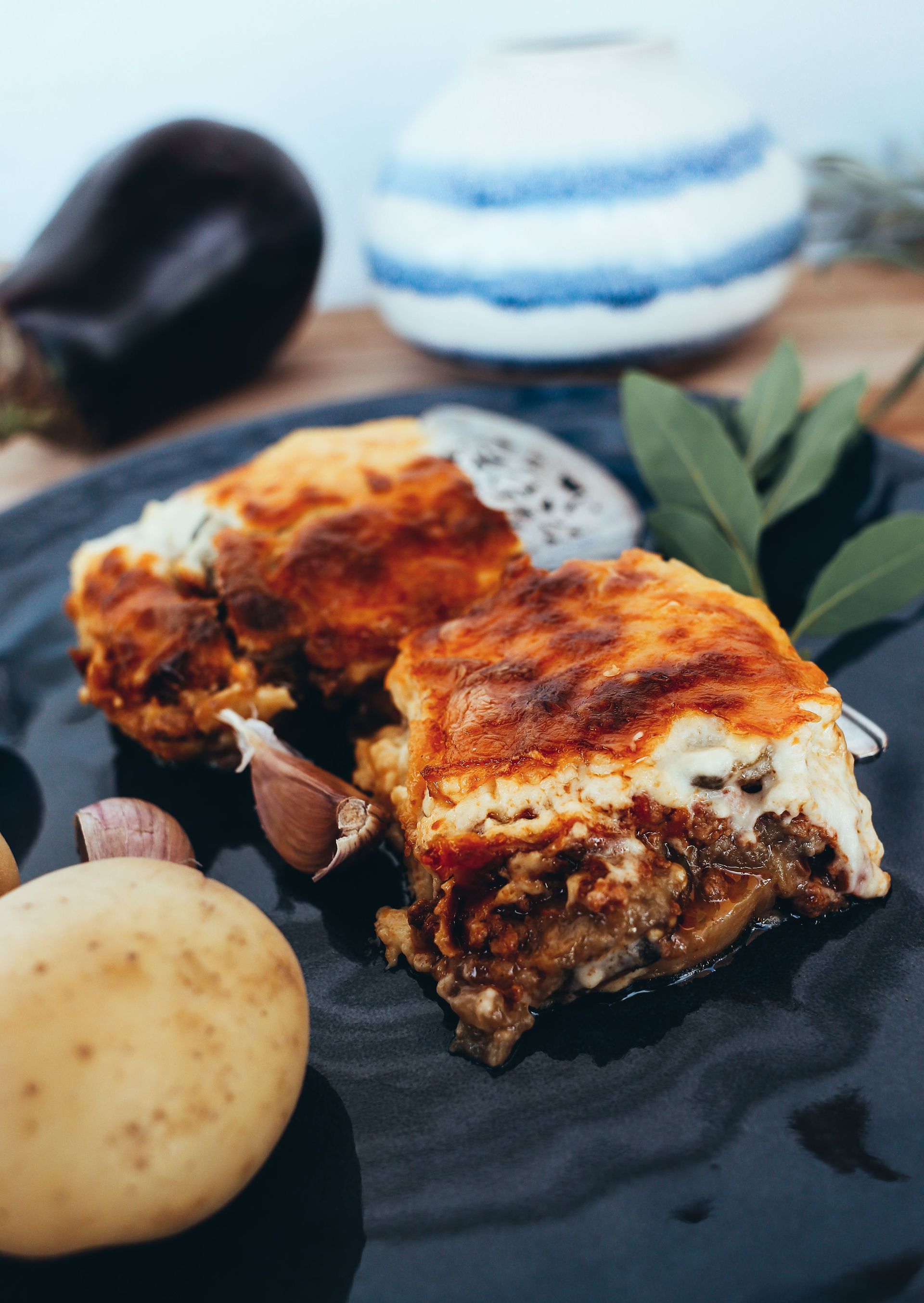 Vegetarische moussaka van de BBQ