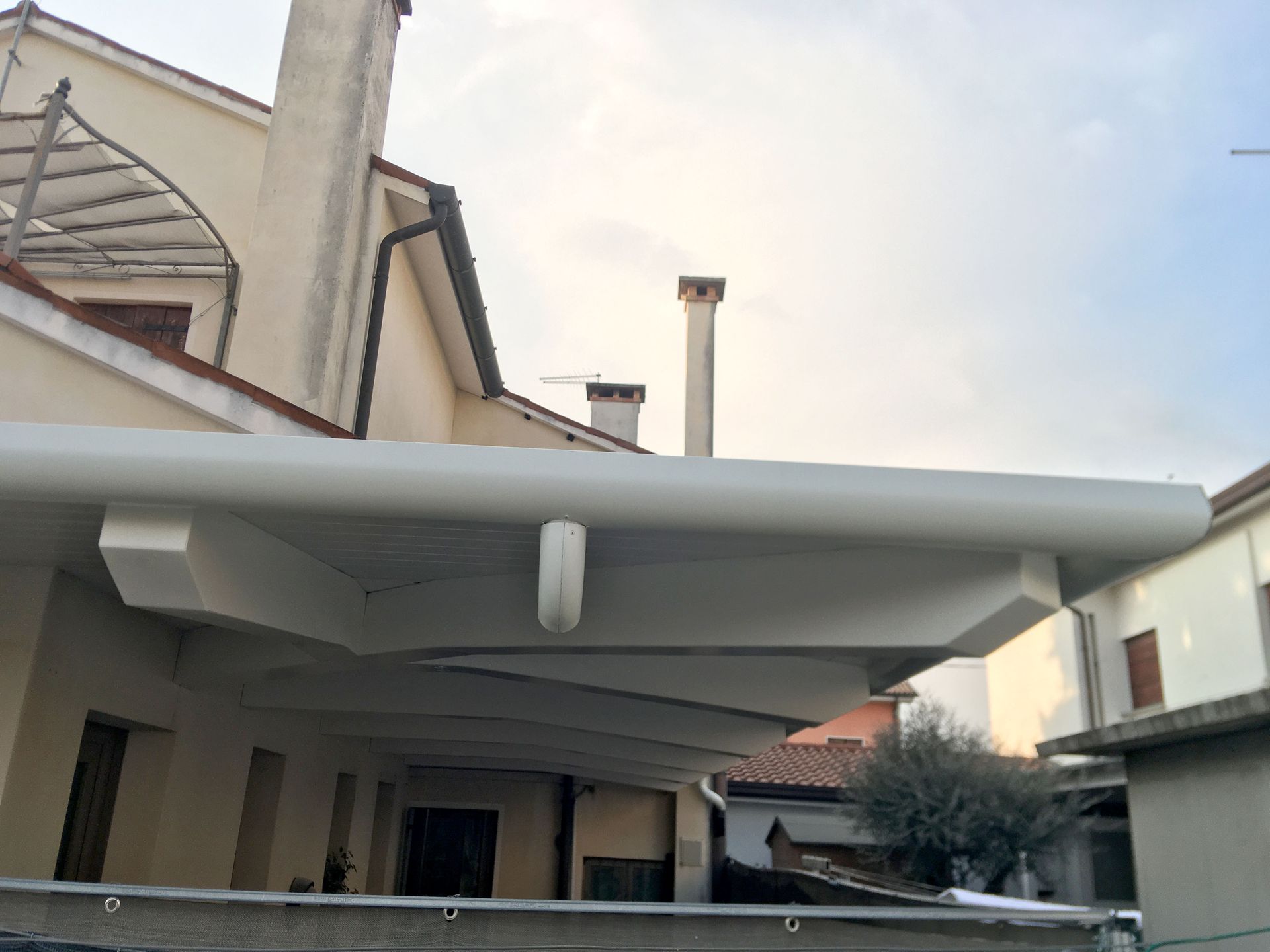 Pensilina a sbalzo ad angolo