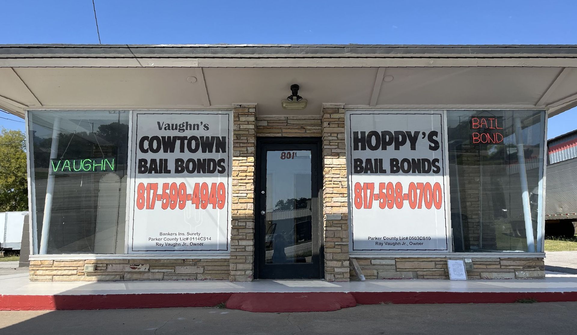 A building with a sign that says hoppy 's bail bonds