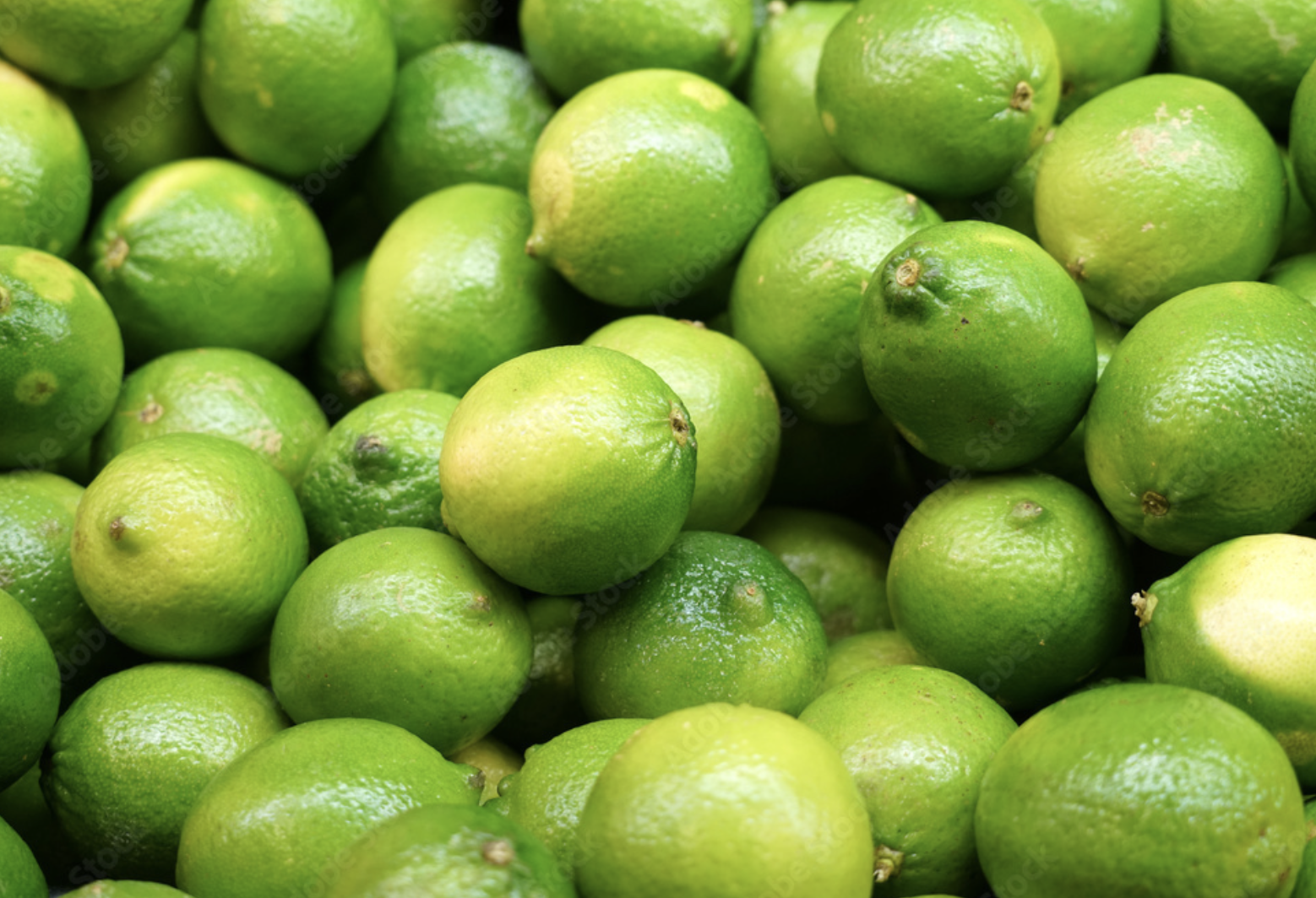 Un montón de limas están apiladas una encima de otra.
