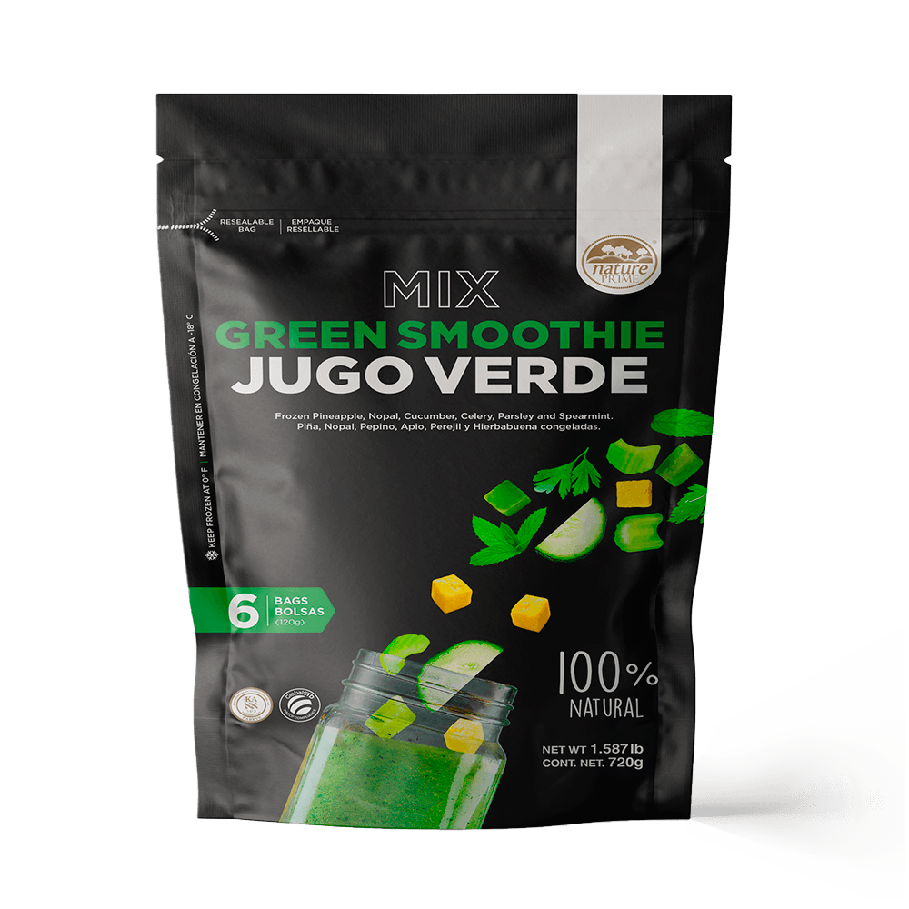 Una bolsa de batido verde jugo verde sobre un fondo blanco.