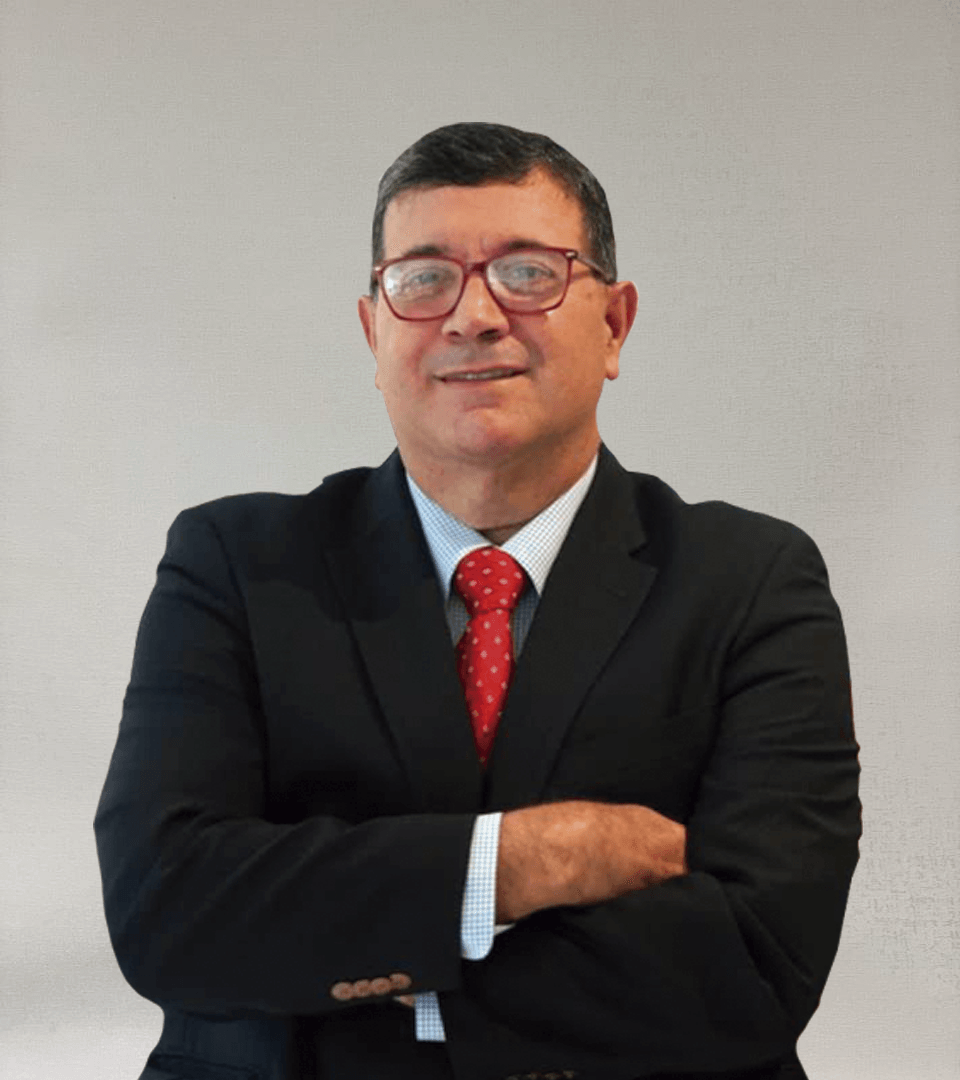 Un hombre con traje y corbata con los brazos cruzados.