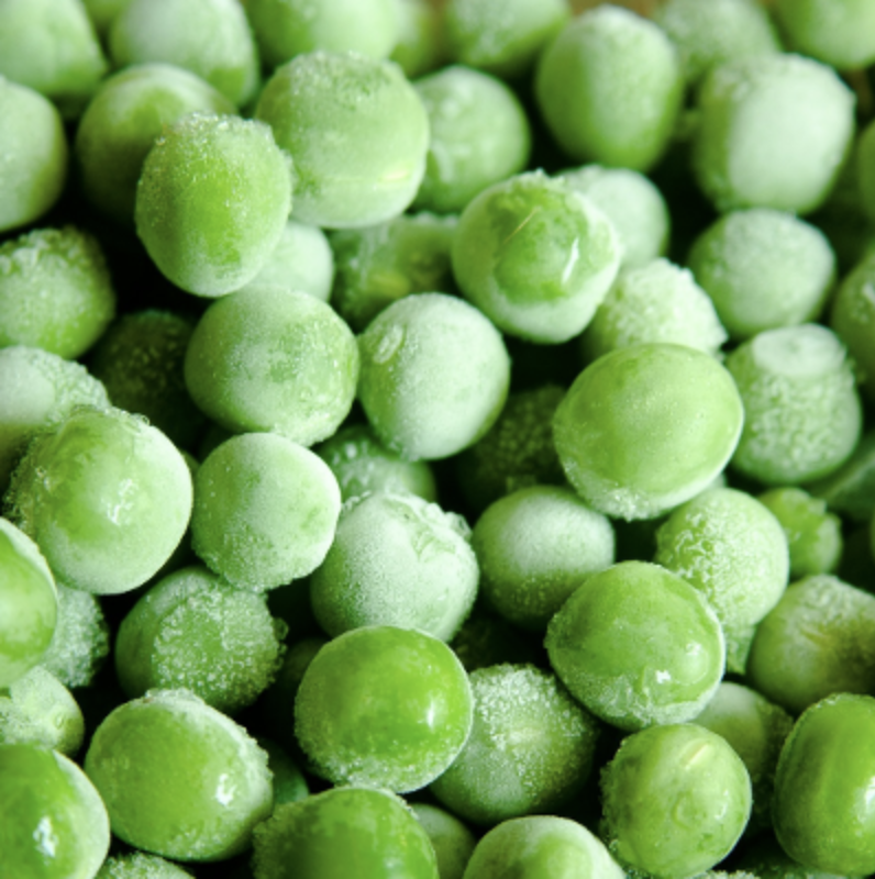 Un primer plano de una pila de guisantes verdes.