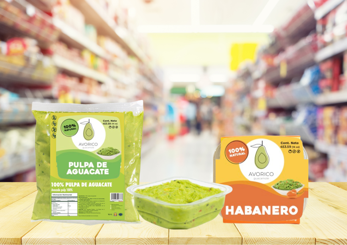 Una bolsa de pulpa de aguacate y un envase de chile habanero están sobre una mesa de madera en un supermercado.