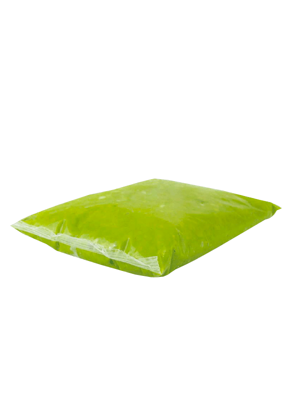 Una almohada verde reposa sobre una superficie blanca.