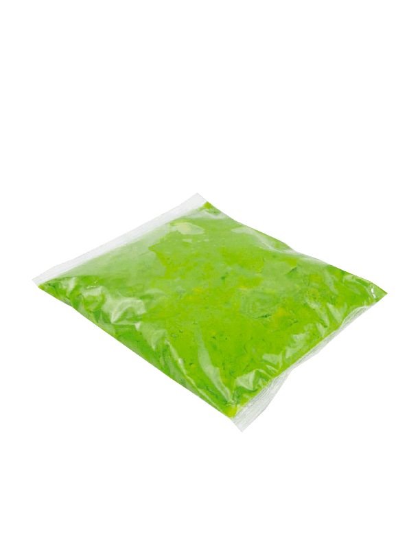 Una bolsa de plástico llena de polvo verde sobre un fondo blanco.