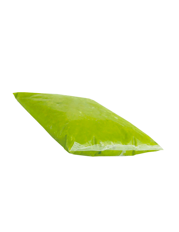 Una bolsa de plástico verde está sobre una superficie blanca.