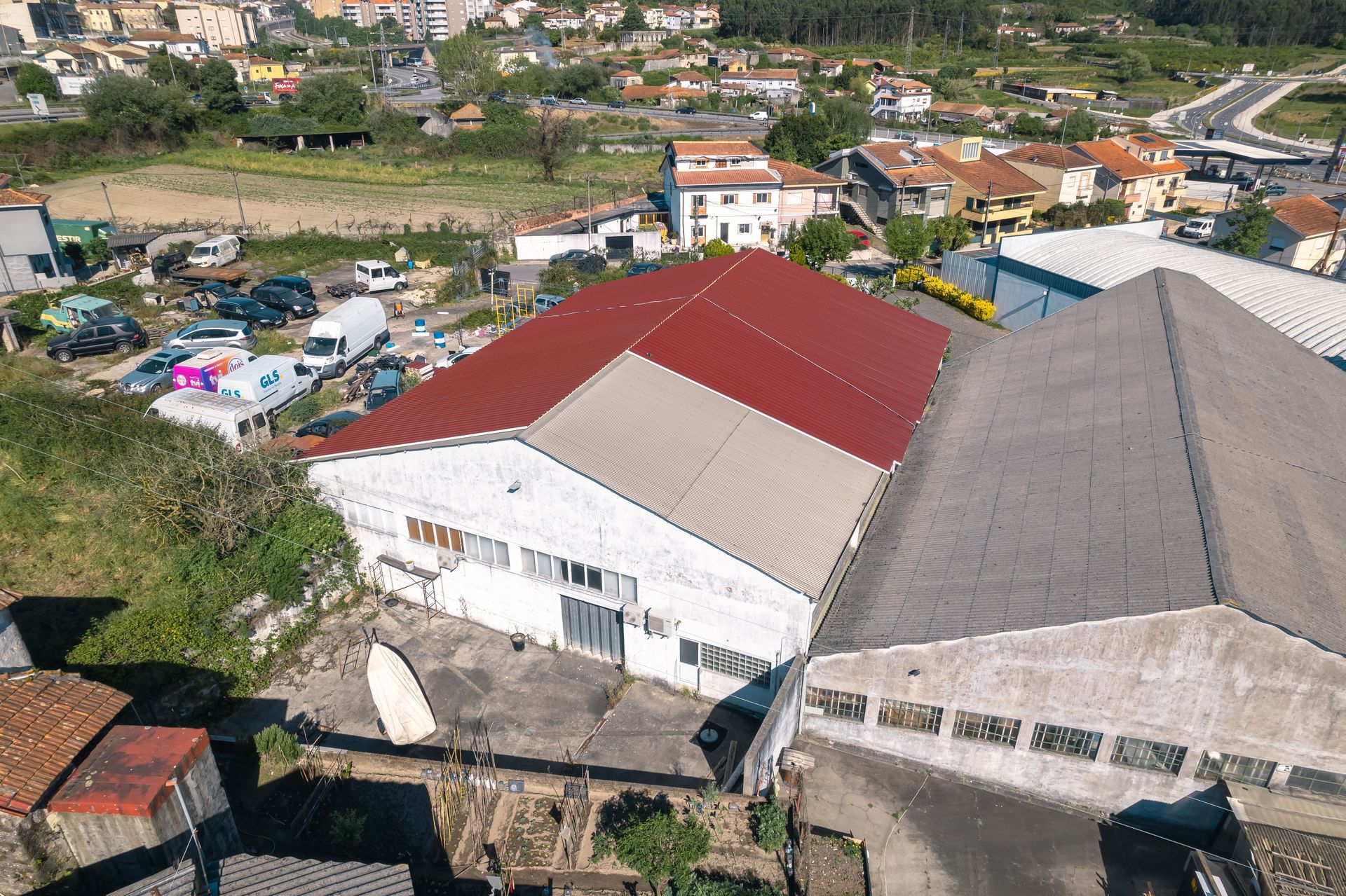 Uma vista aérea de um edifício com telhado vermelho