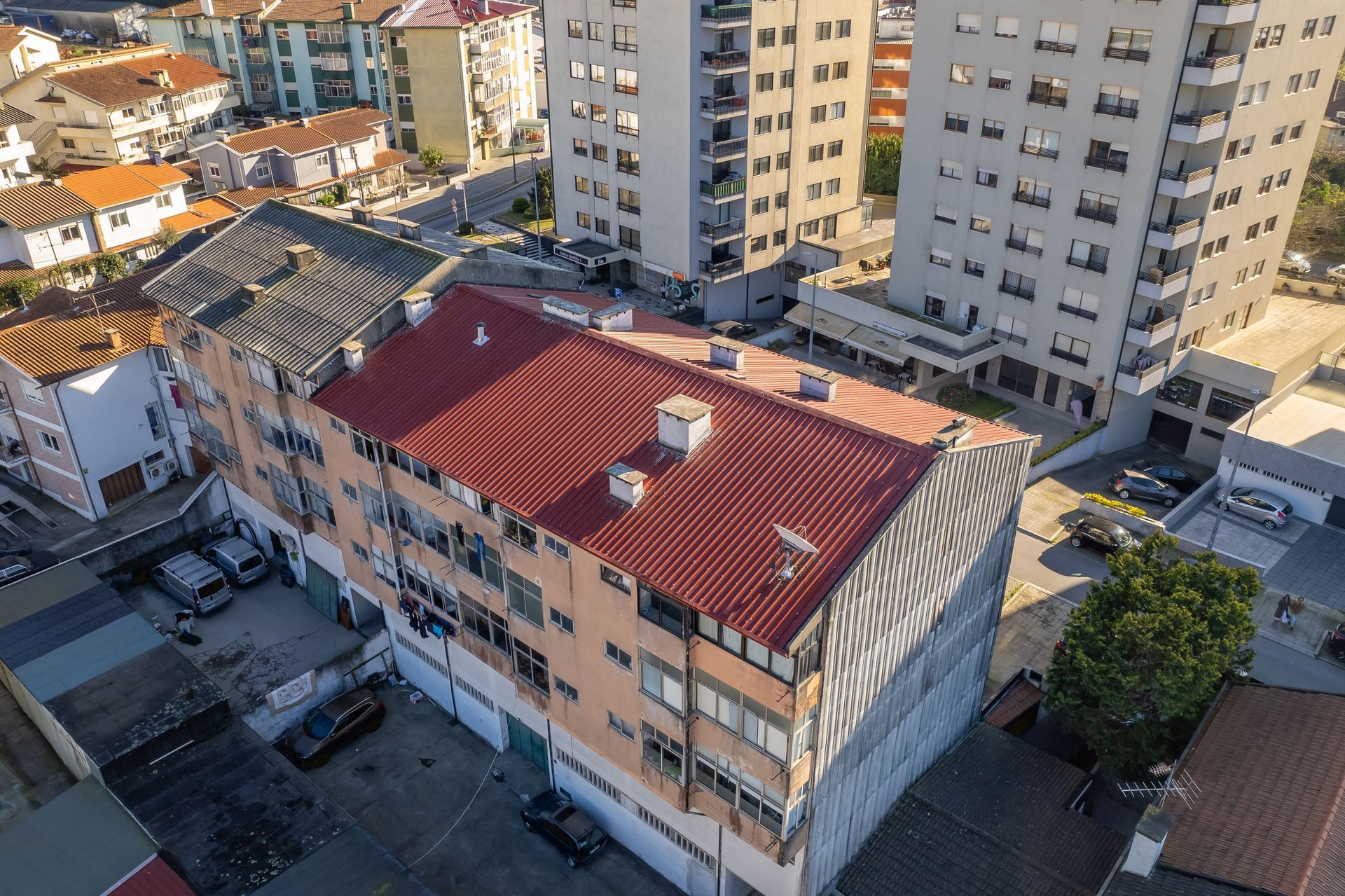 Substituição de 300m² Telhado Sandwich 5 Ondas