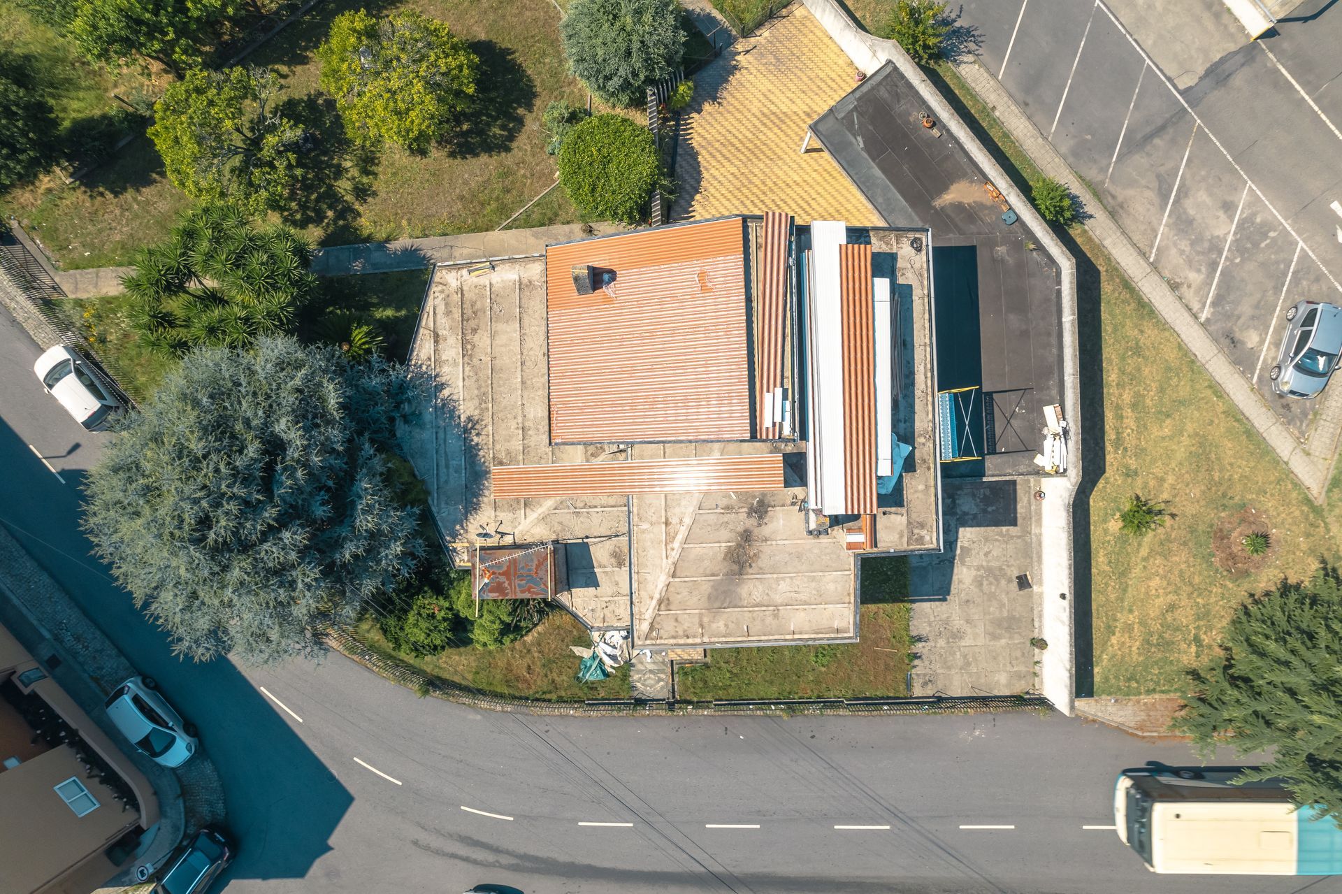 Uma vista aérea de uma casa em painel sandwich imitação de telha lusa 45mm laranja RAL8004