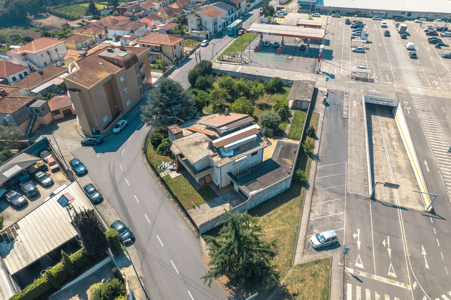 Uma vista aérea de uma cidade com muitos carros estacionados na beira da estrada.