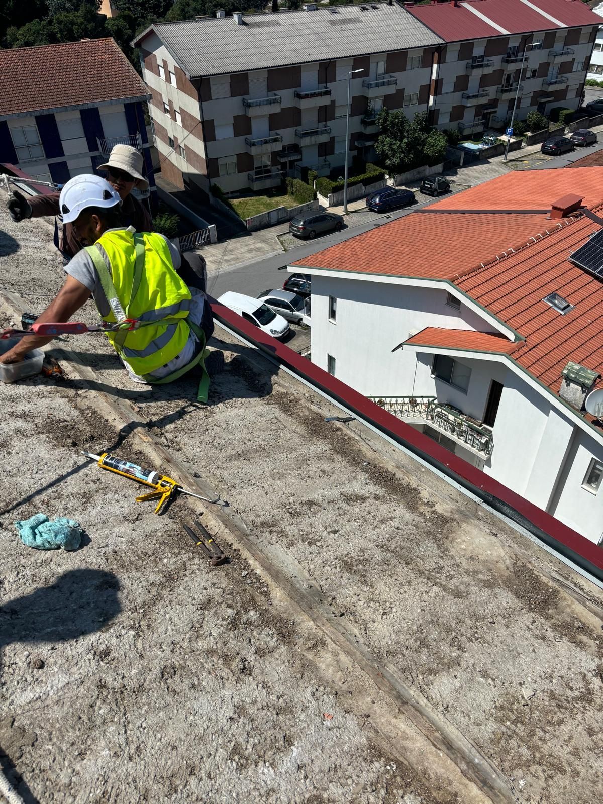 Um homem está trabalhando no telhado de um prédio.
