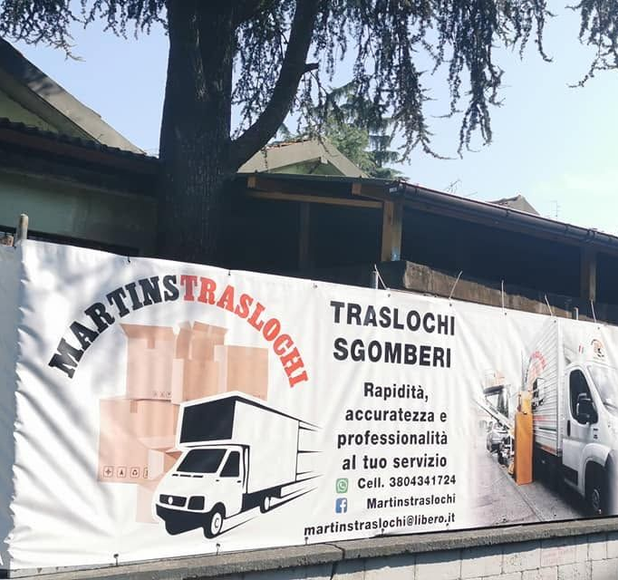 Mani che osservano la qualità di un tessuto