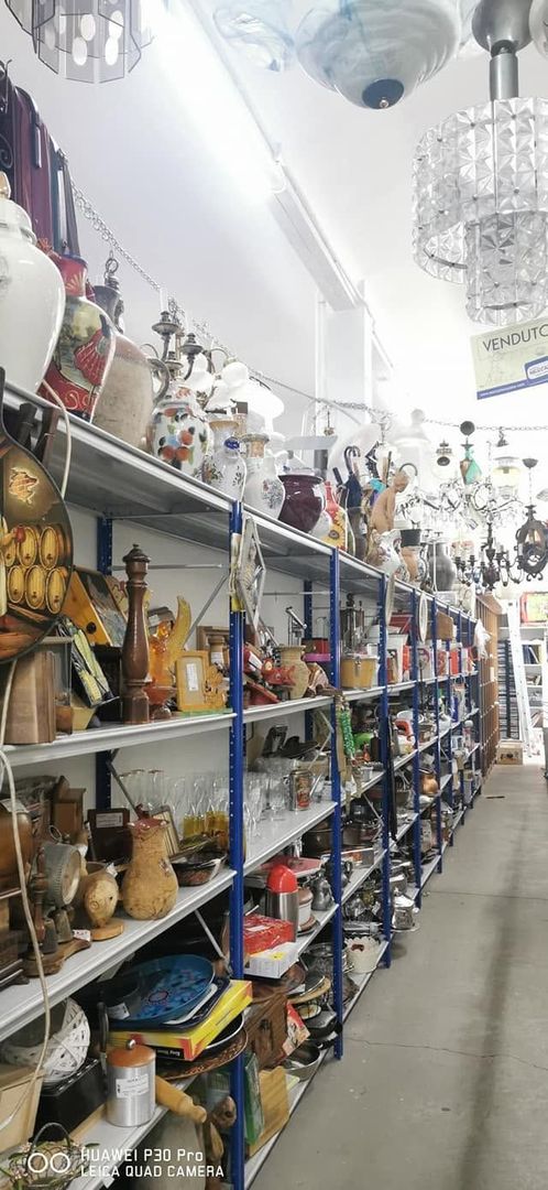 Mani che osservano la qualità di un tessuto