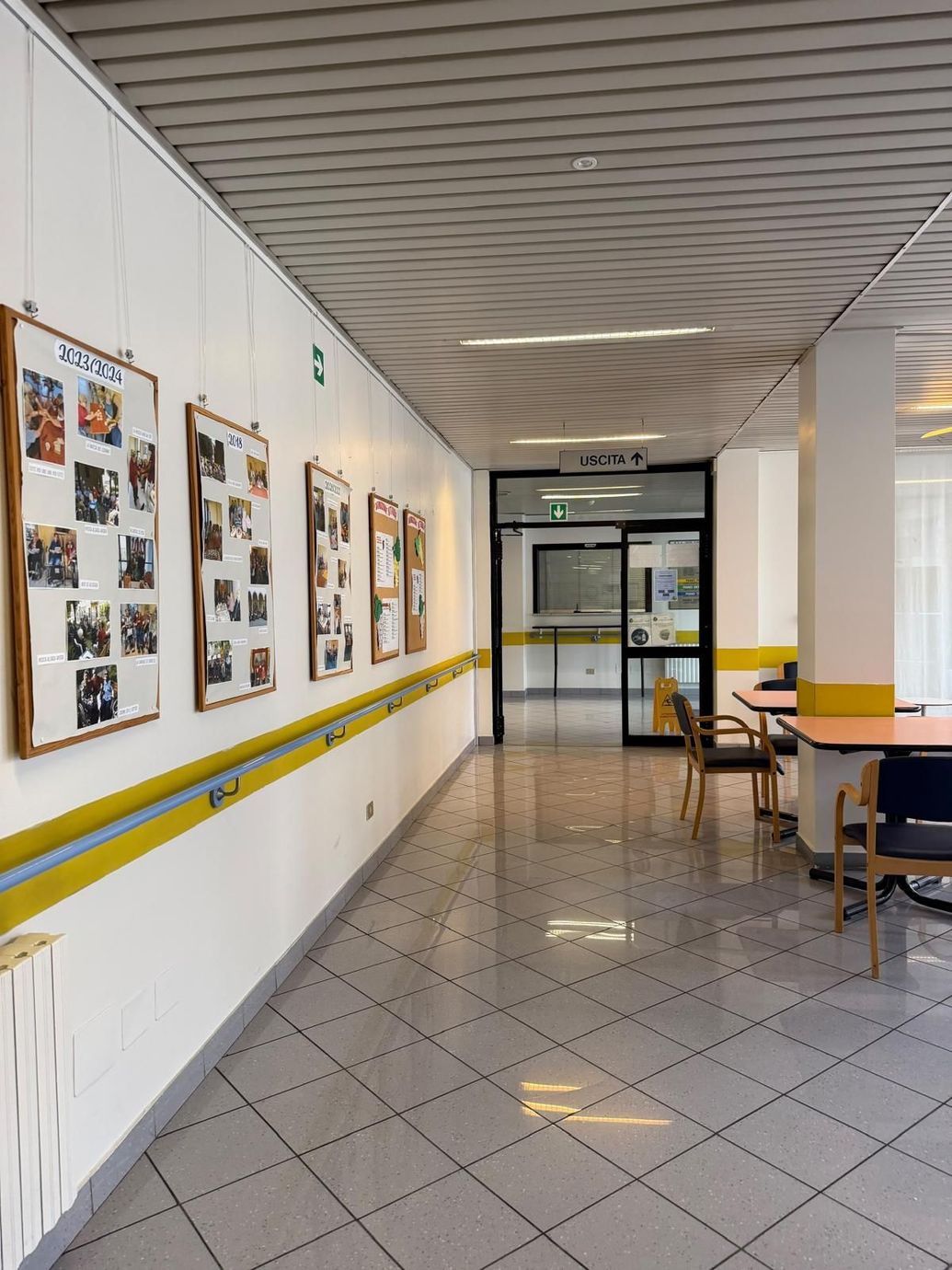 Sala da pranzo luminosa con tavoli apparecchiati