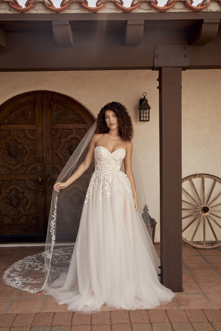 1V044LB Heirloom Lace Appliqué Cathedral Veil