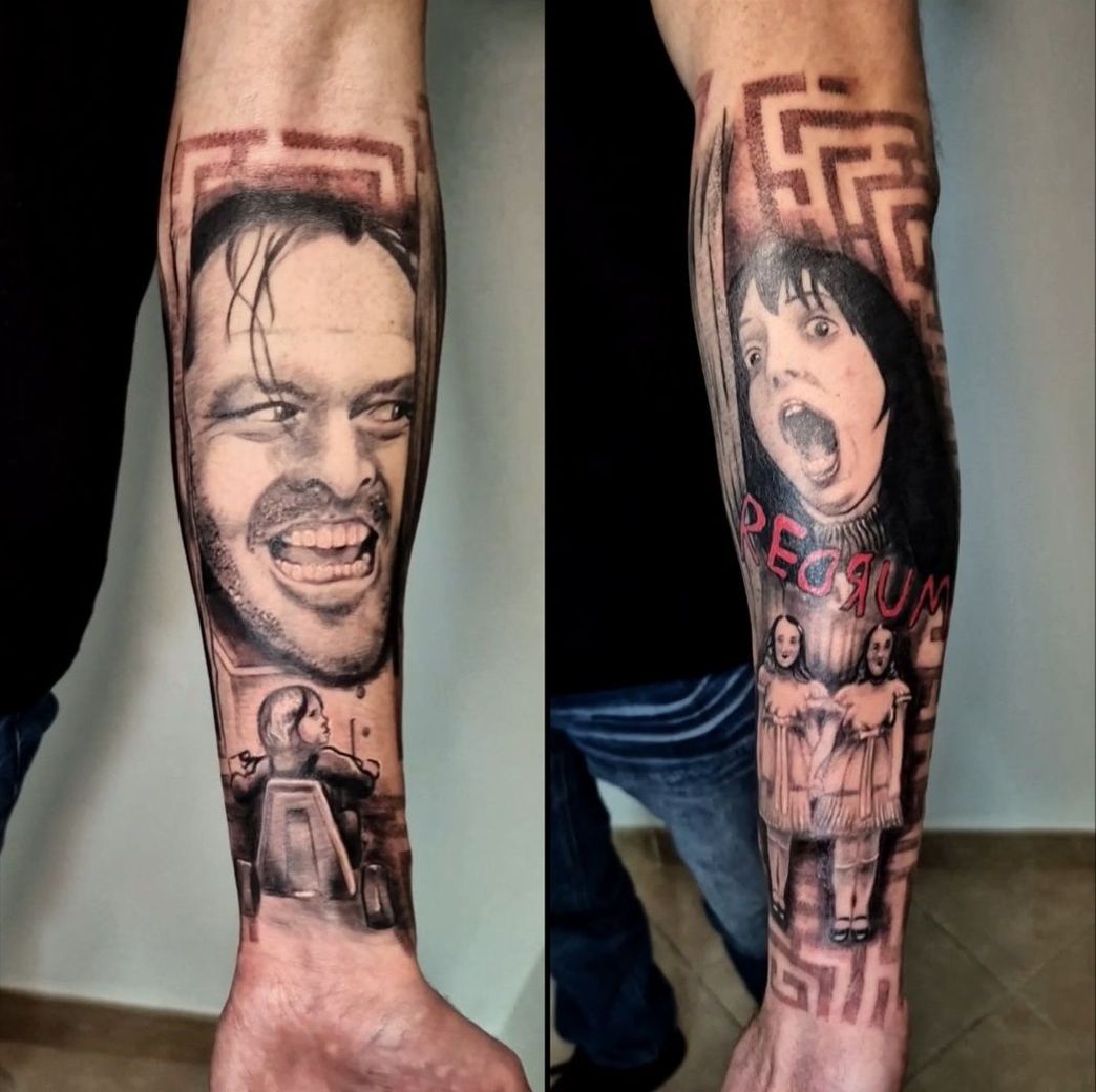 Due avambracci tatuati con grandi ritratti a tema horror nei colori nero, rosso e tonalità della pelle.