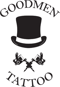 Logo di Goodmen Tattoo con un cappello a cilindro nero e macchinette per tatuaggi incrociate su sfondo bianco.