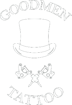 Logo di Goodmen Tattoo con un cappello a cilindro e macchinette per tatuaggi incrociate, in un disegno a linee grigie.