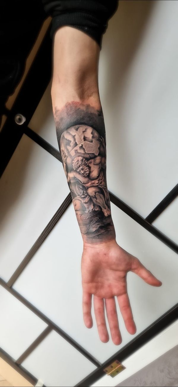 Tatuaggio di un gatto in bianco e nero con testo in corsivo sul polpaccio di una persona.