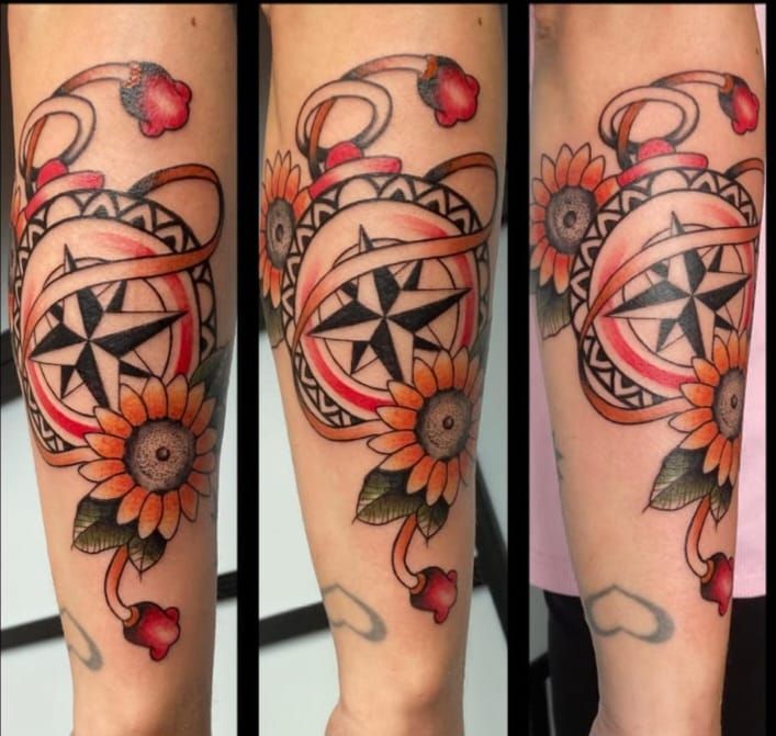 Sulla parte interna dell'avambraccio è tatuato in nero un disegno di una foglia o di una piuma, con il braccio esteso verso il basso.