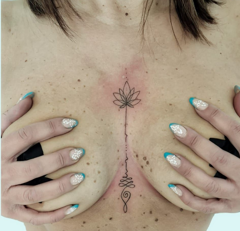 Tatuaggio sull'avambraccio di un piccolo chihuahua color marrone chiaro con la scritta sopra 