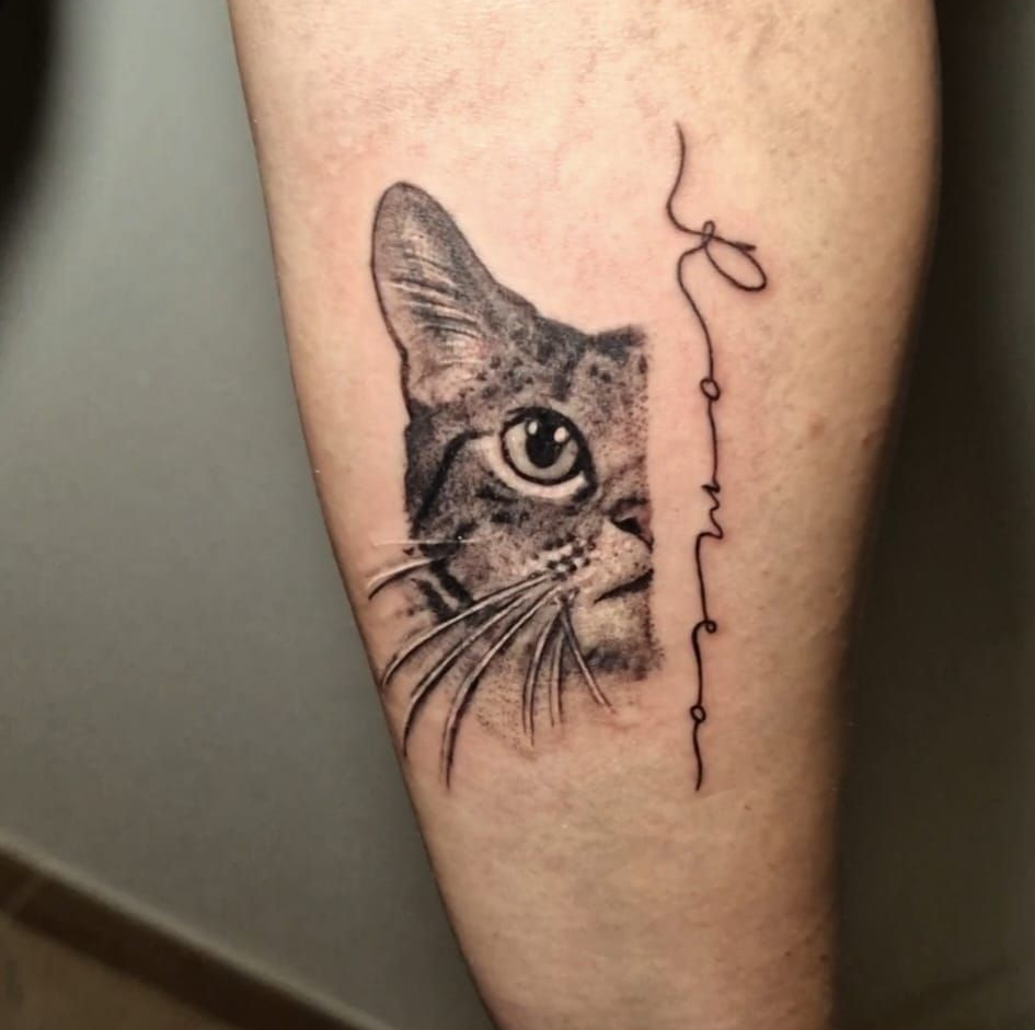 Avambraccio tatuato con un disegno a manica di fiori e teschi in bianco e nero.