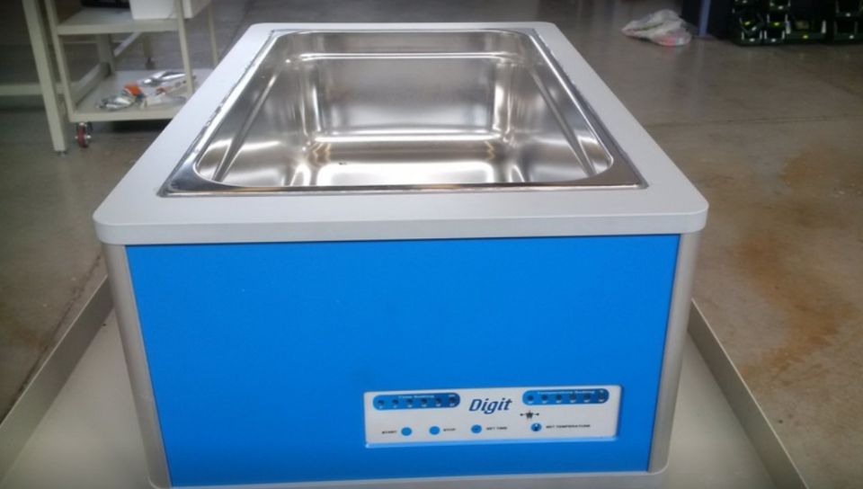 Vasca per il lavaggio di strumenti chirurgici