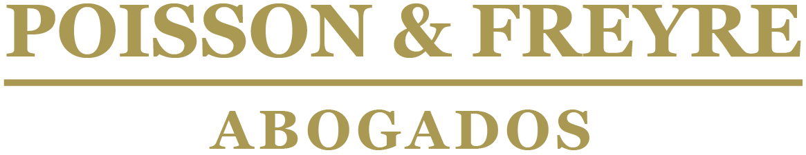 Logotipo de Poisson & Freyre, Abogados. El texto está en fuente serif, de color dorado sobre fondo blanco.