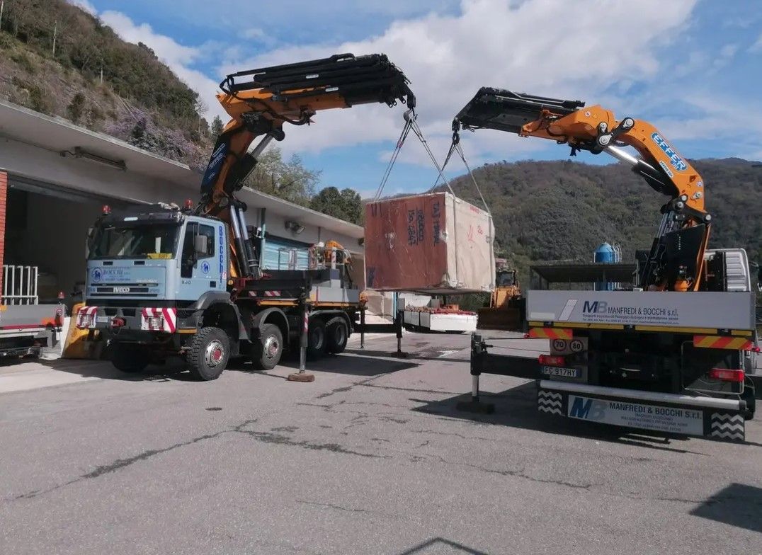 Camion gru - Carrara (MS) - Manfredi & Bocchi srl