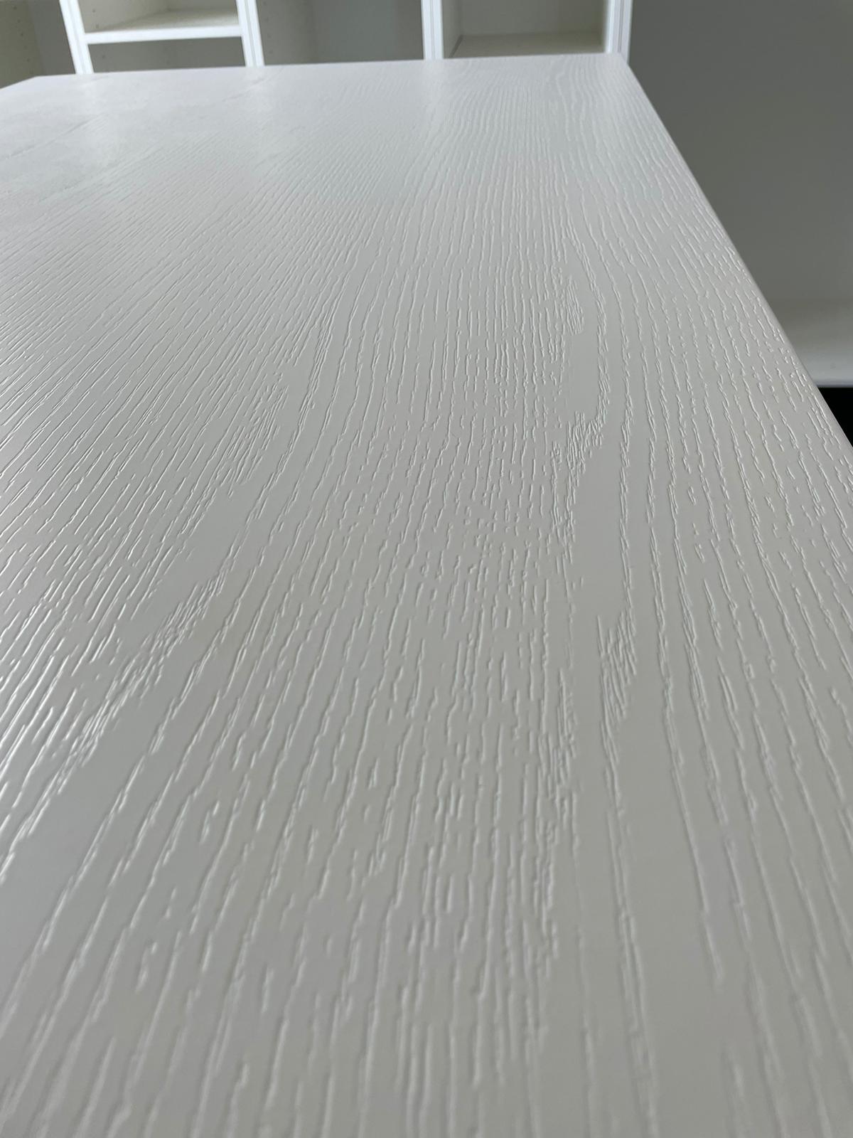 dettaglio scrivania in legno