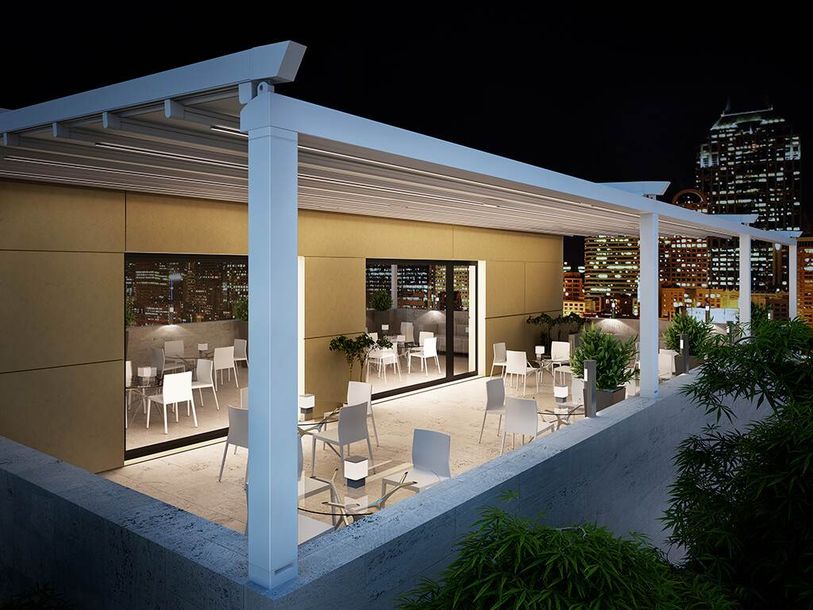 Pergola bioclimatica a lamelle frangisole orientabili